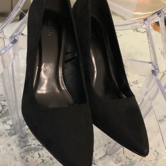 Forever 21 Black Point Toe Basic Everyday Heels - Picture 2 of 5